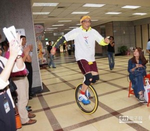 短短距離30公尺，陳長文律師騎得非常順暢。(取自中評社)